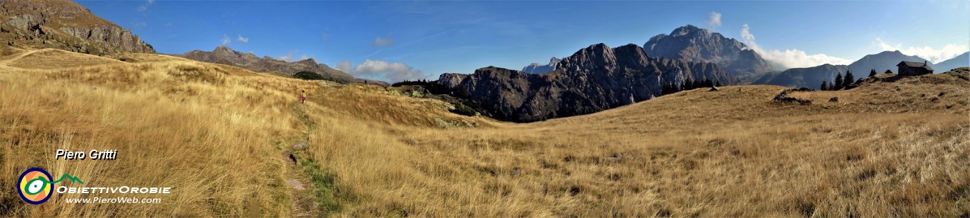 16 Color giallo-oro l'erba ormai secca degli estesi pratoni del Monte Campo .jpg